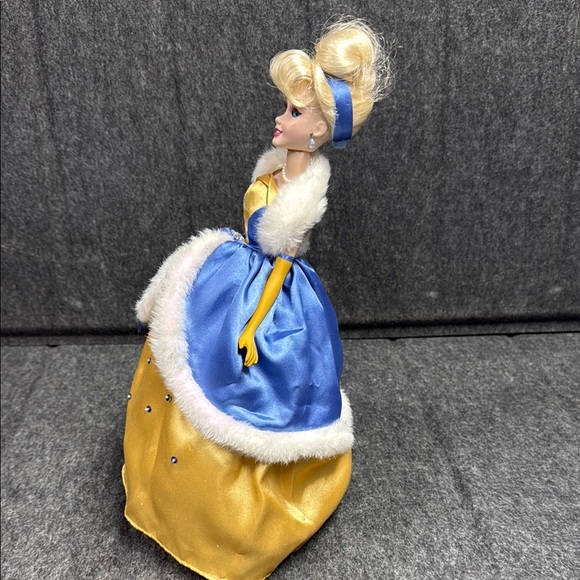 Disney Porcelain Cinderella 2007 Elegant Blue and Gold Doll with Fur Trim - Picture 3 of 9